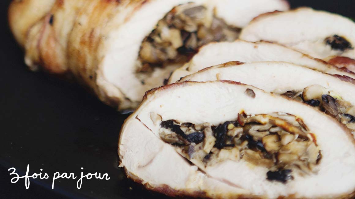 Poitrine de dinde farcie aux champignons et enrobée de bacon