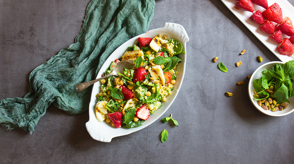 Salade-repas de boulgour aux fraises et au halloumi grillé par TOUGO