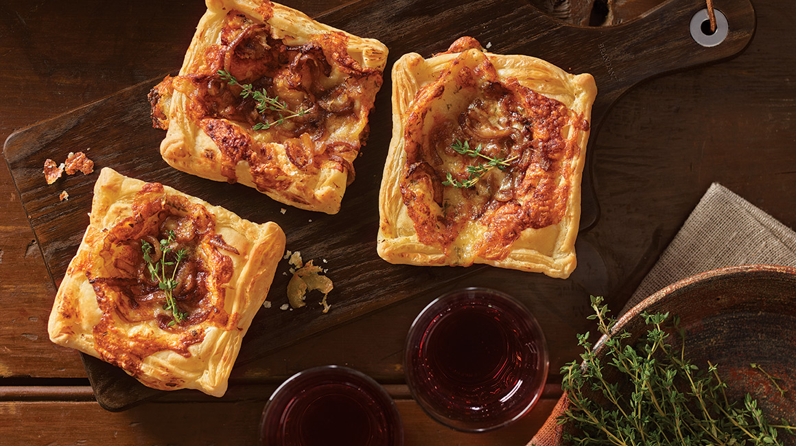 Tartelettes feuilletées au fromage suisse et aux oignons caramélisés